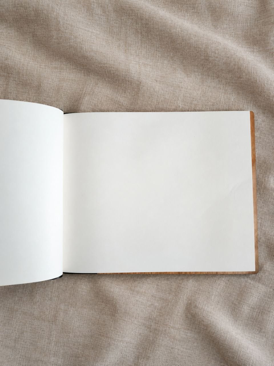 Dřevěné svatební fotoalbum Náš den